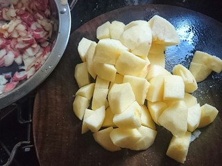 3、暖心拔丝浇糖苹果,苹果肉切块，有点像切土豆块大小，不可太小