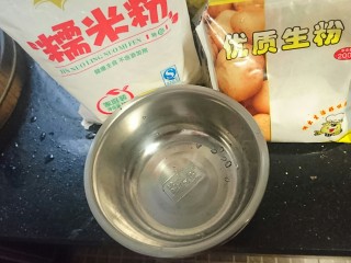 4、暖心拔丝浇糖苹果,单独准备一个碗，用来做面糊