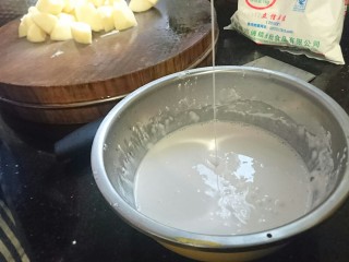 5、暖心拔丝浇糖苹果,加入少量水均匀搅拌成糊，要能用筷子滴落成线的浓度