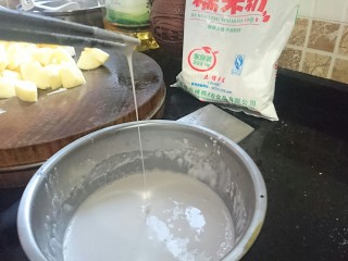 6、暖心拔丝浇糖苹果,如图，稀了就加糯米粉