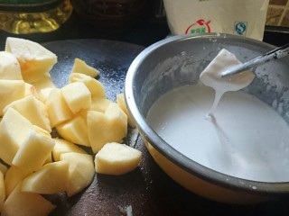 7、暖心拔丝浇糖苹果,苹果块单独裹会更均匀