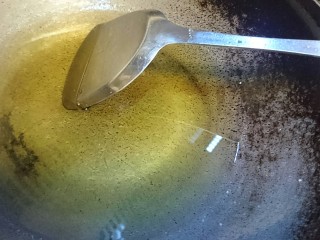 8、暖心拔丝浇糖苹果,锅中入油，中小火烧热