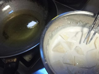 9、暖心拔丝浇糖苹果,一块一块入锅