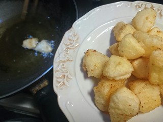 11、暖心拔丝浇糖苹果,颜色金黄时乘盘备用