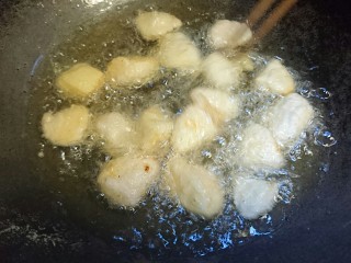 10、暖心拔丝浇糖苹果,慢慢的，颜色变的焦黄，注意用筷子翻动