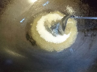 13、暖心拔丝浇糖苹果,少量油，2汤勺半的白糖，小火让糖溶化