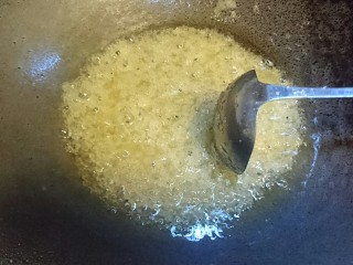 14、暖心拔丝浇糖苹果,倒入少量水盖过糖液