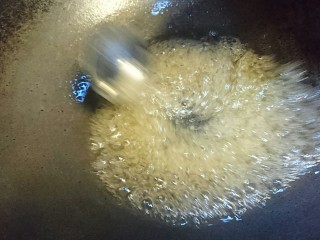 15、暖心拔丝浇糖苹果,加一小勺红糖帮助着色，汤勺顺时针搅拌