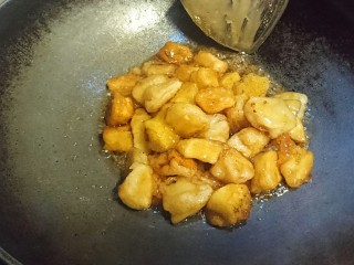 16、暖心拔丝浇糖苹果,倒入之前做好的苹果块