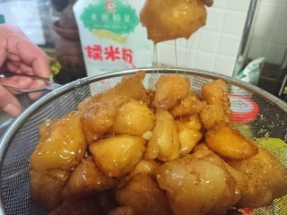 17、暖心拔丝浇糖苹果,小火搅拌出锅即可，稍微放凉可拉开拔丝