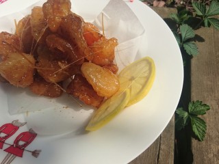 18、暖心拔丝浇糖苹果,最后一块块装盘，锅中剩余糖浆也可做出拉丝。柠檬片可增加清香。