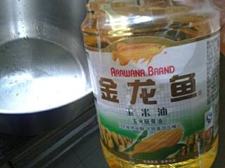 1、家庭版奶黄馅,玉米油加入糖用筷子或者打蛋器打均匀，记得一定要用玉米油，用其他花生油味道太重了。加上玉米油也比较健康。