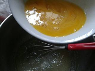 2、家庭版奶黄馅,2。鸡蛋打散以后，分3次加入油中，和油搅拌均匀了。