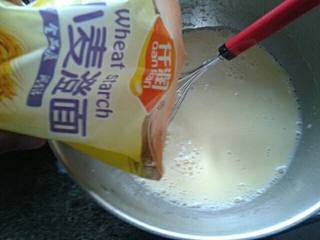 3、家庭版奶黄馅,3再加入牛奶搅拌，最后加入，澄粉，和奶粉，奶粉可以用很多种有成人奶粉，或者普通奶粉在超市都有的买