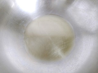 6、韭菜苔炒香干,炒锅烧热放入植物油。