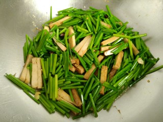 9、韭菜苔炒香干,放入韭菜苔，继续翻炒。