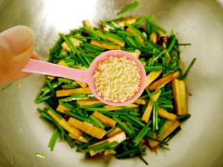 12、韭菜苔炒香干,加入2g鸡精。