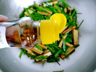 13、韭菜苔炒香干,加入2ml芝麻油。翻炒均匀即可出锅了！