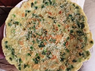 2、韭菜饼,热锅冷油   加入面粉液 在锅底成型后翻面（开始中火  成型后小火） 稍微焦一点时 盛出即可