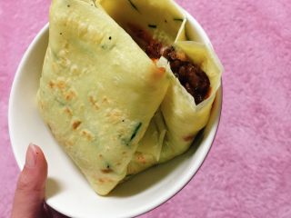 3、韭菜饼,还可以加培根番茄酱变简易手抓饼