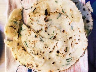 8、韭菜饼,有的时候面粉不够 没成好看的型  那又怎么样哈哈哈哈哈 好吃就行