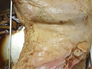 9、家庭自制烤鸭,腌制好的鸭子拿到晾网上自然风干水分