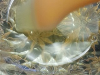 12、家庭自制烤鸭,将二者混合均匀，用刷子沾取一些