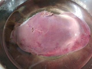 3、白切猪肝,猪肝洗净泡清水中30分钟以上，中途换水。