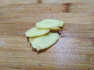 4、白切猪肝,生姜洗净一部分切片