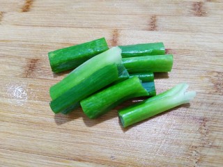 5、白切猪肝,大葱葱叶洗净切两段