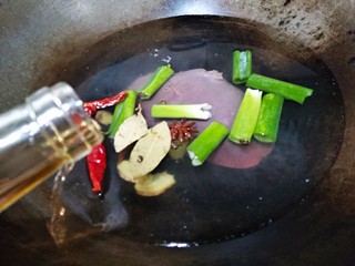 8、白切猪肝,倒入少许料酒