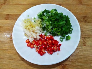 11、白切猪肝,小葱切葱花，大蒜生姜拍破剁成末，小米辣切圈。