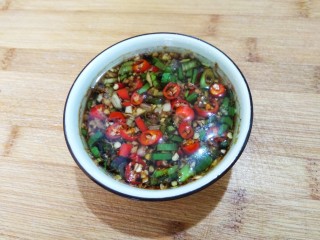 16、白切猪肝,碟子中放入所有调料，调好蘸水。