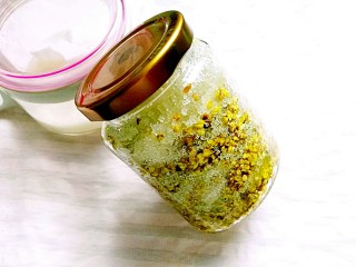 3、桂花松糕,保鲜膜封口，上锅蒸10分钟，晾凉盖好盖子，冰箱冷藏一周就可以使用了