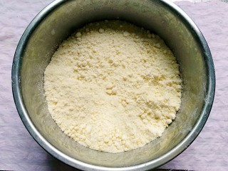 6、桂花松糕,用手搓成粗颗粒即可，不能太湿