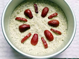 10、桂花松糕,将红枣去核切片摆出造型