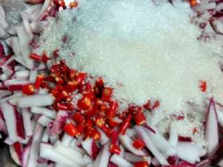 3、韩式白醋泡萝卜,把切好的野山椒，白糖，白醋，味精放入盆中罗卜条内。