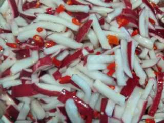 4、韩式白醋泡萝卜,勺孑合勻，使其入味，然后装瓶或装坛，吃好多，捞好多。