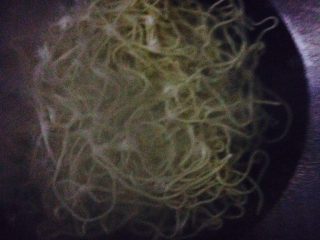 2、酱油汤面,下面条煮