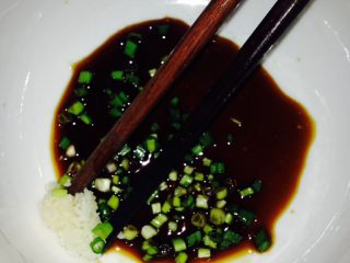 3、酱油汤面,煮面同时准备汤料！取一汤碗，调入适量盐、生抽，猪油，葱花