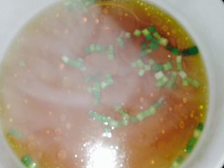 4、酱油汤面,冲入开水