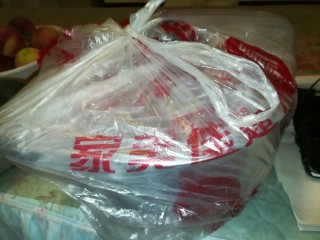 7、酒麸,盖上锅盖,外套几层塑料袋。用塑料袋一是密封,二是怕发酵溢出弄脏外面的东西。