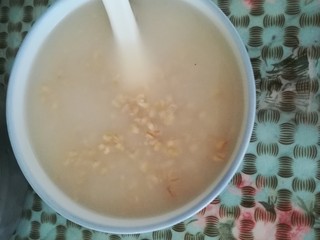 10、酒麸,凉透的酒麸就可以食用了,挖一大勺酒麸,加入砂糖,倒入凉白开拌匀,美味开吃。吃不完的酒麸建议放冰箱保存,胃不好的人建议加开水吃热的一样好吃。小朋友尽量少吃,毕竟是含酒精的。