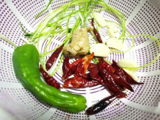 1、辣子鸡丁,姜、蒜、干辣椒,一定要有的。还有个青椒没有拍进去。如果有大葱,放点大葱头。(我放的小葱)