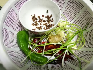 2、辣子鸡丁,花椒也是个重要调料。