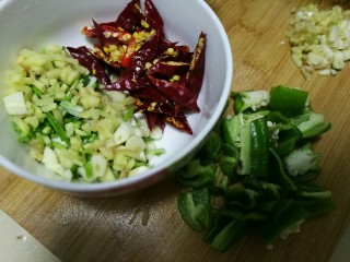 3、辣子鸡丁,干辣椒切长段,青椒切块,葱蒜姜切粒。