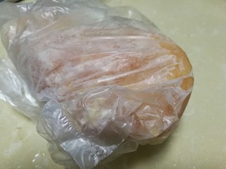 4、辣子鸡丁,鸡胸肉解冻。鸡胸肉脂肪含量低。解冻的时候可以用冷水泡着,解冻快。