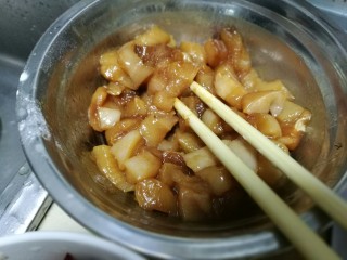 7、辣子鸡丁,腌制好的鸡肉是这样子的,油润。