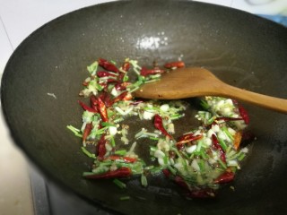 10、辣子鸡丁,中火大概1~2分钟就可以,一定要注意火候,太过了会烧焦,不够又不香。