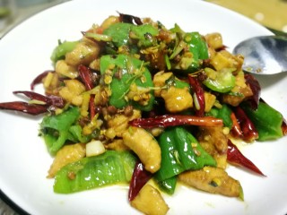 12、辣子鸡丁,加入青椒(不辣的)(这时候加,是为了保持新鲜辣椒的脆脆口感),翻炒1分钟左右。